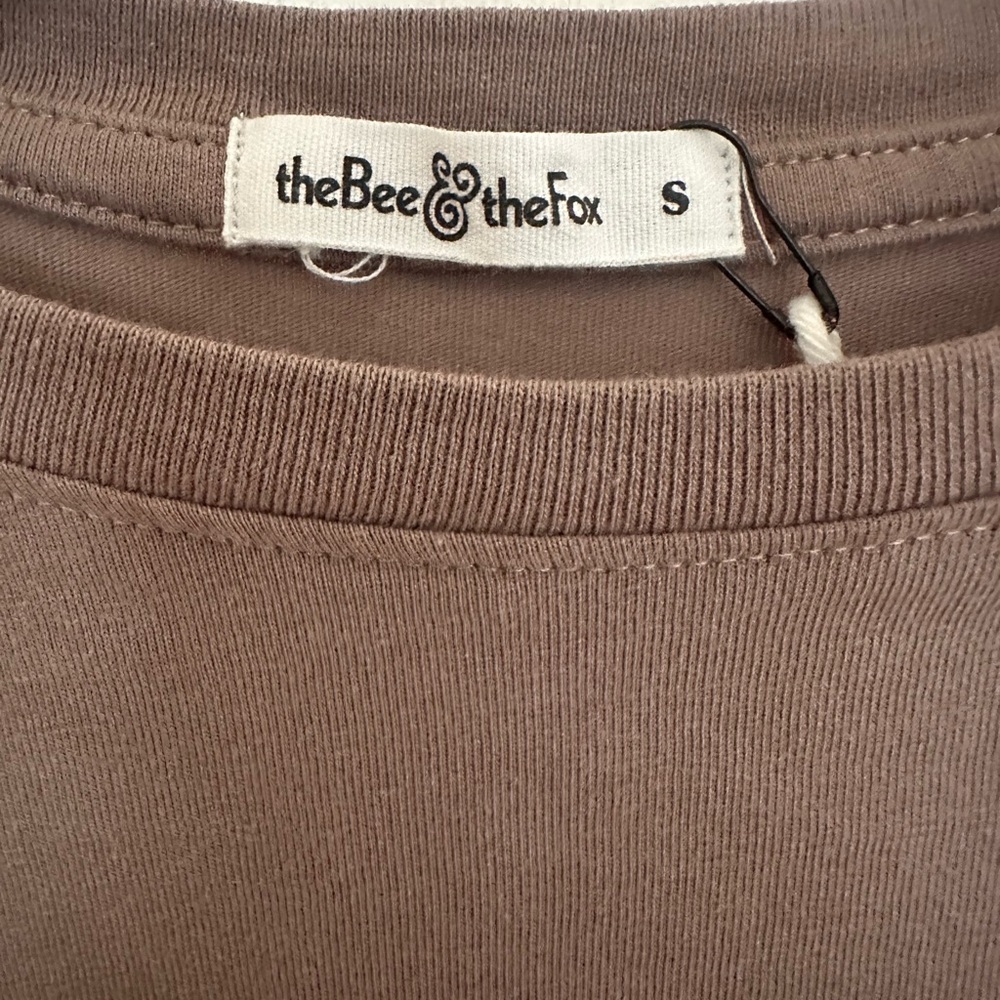 The Bee and The Fox laid-back style Graphic T~always manana- - Picture 2 of 7